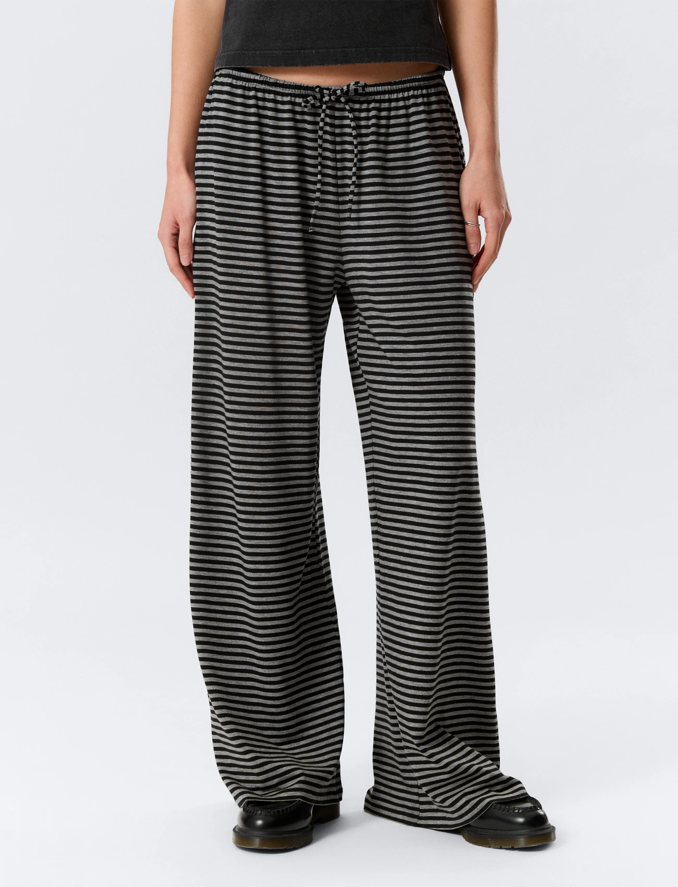Weekday - Mid Rise Loose Wide Leg Lyocell Trousers - laia säärega püksid - grey melange/black stripe - 3