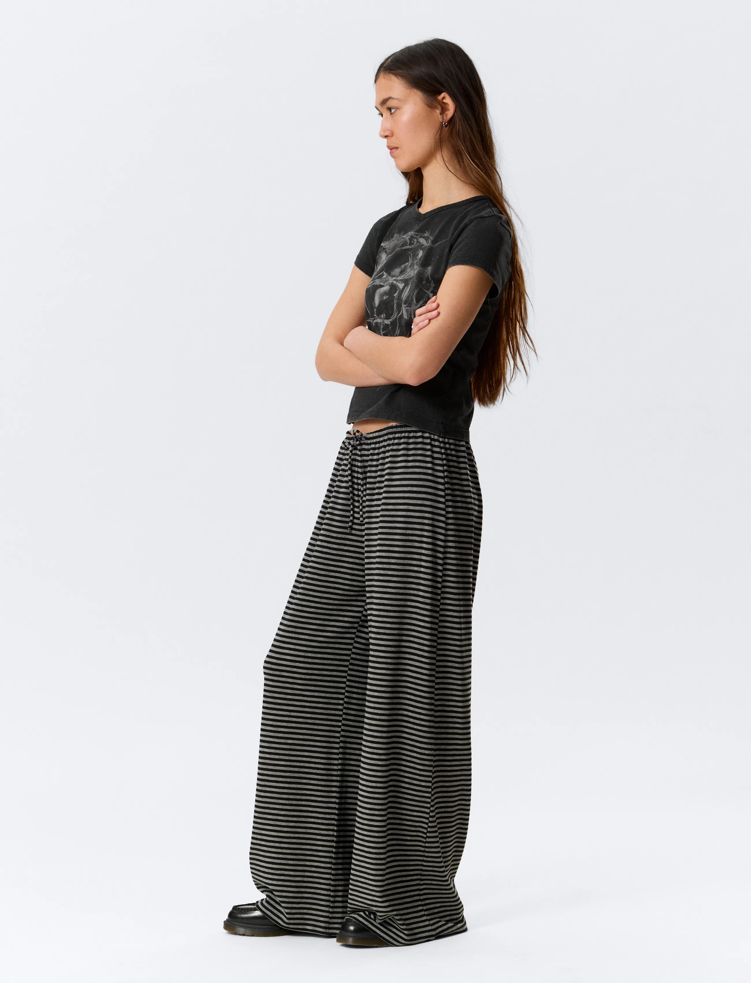 Weekday - Mid Rise Loose Wide Leg Lyocell Trousers - laia säärega püksid - grey melange/black stripe - 4