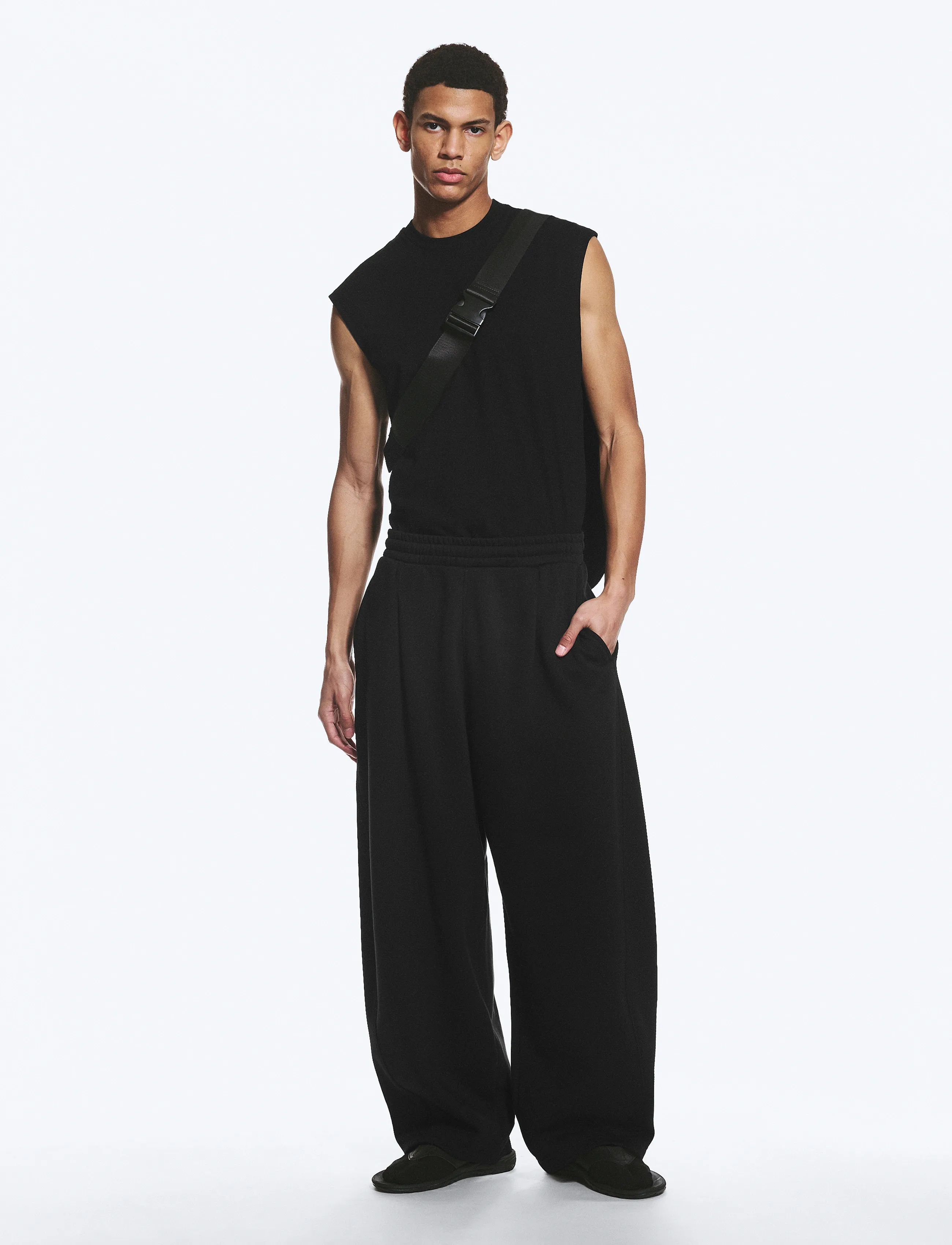 Weekday Loose Pleated Sweatpants - Skandinavischer Stil - BLACK / black