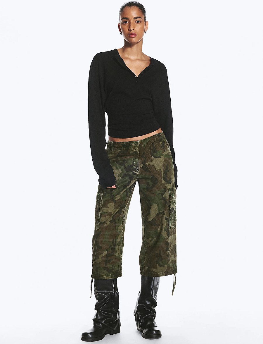 Weekday - Low-Rise Cropped Cargo Trousers - cargobukser - camo print - 0