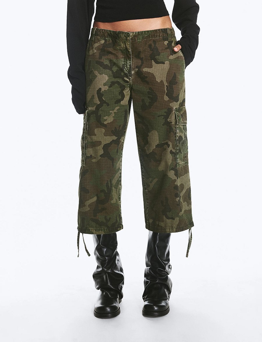 Weekday - Low-Rise Cropped Cargo Trousers - cargobukser - camo print - 3
