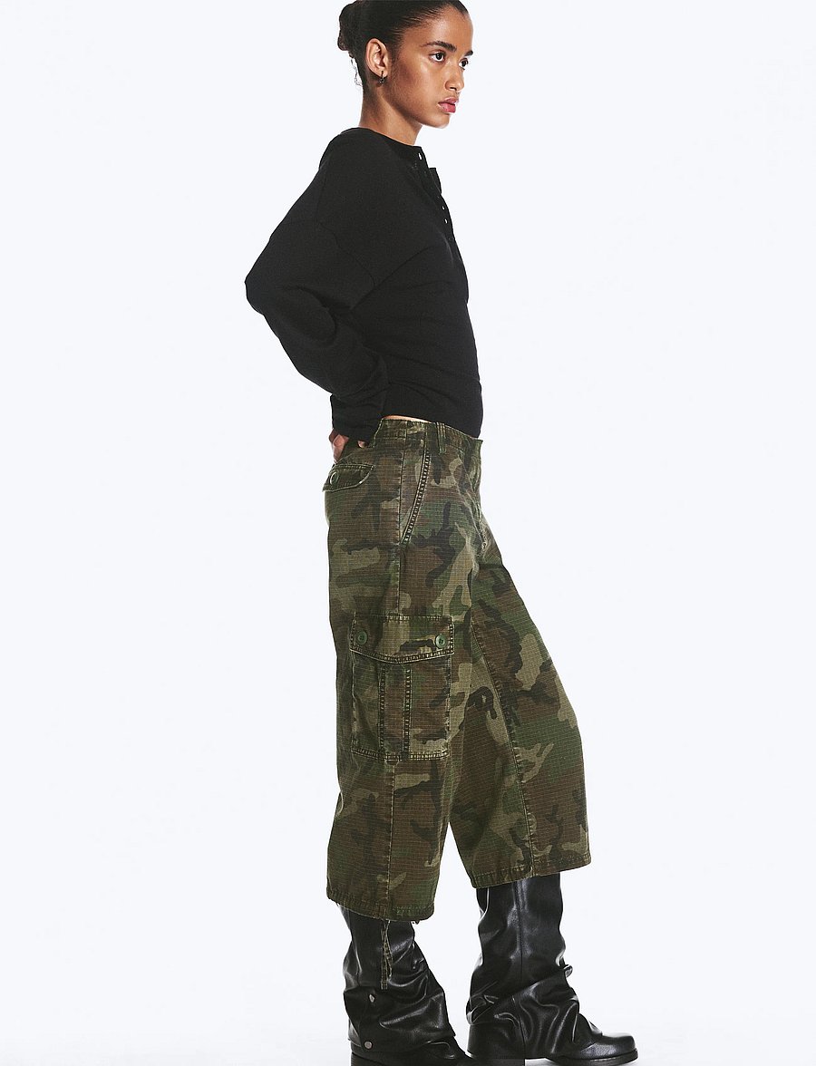 Weekday - Low-Rise Cropped Cargo Trousers - cargobukser - camo print - 4