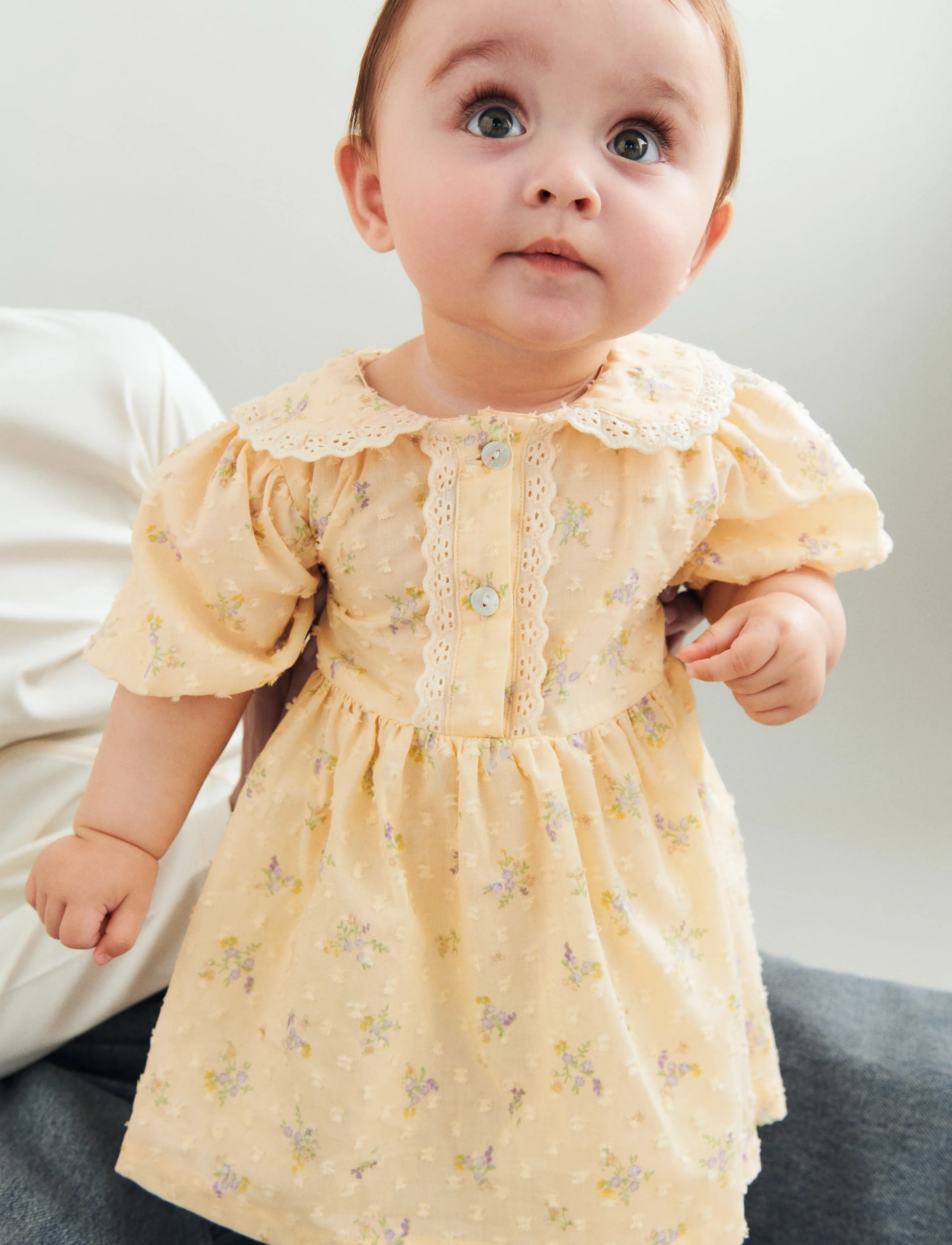 Wheat Dress S/S Adele - Kurzärmelige Freizeitkleider - BARELY APRICOT FLOWERS / yellow