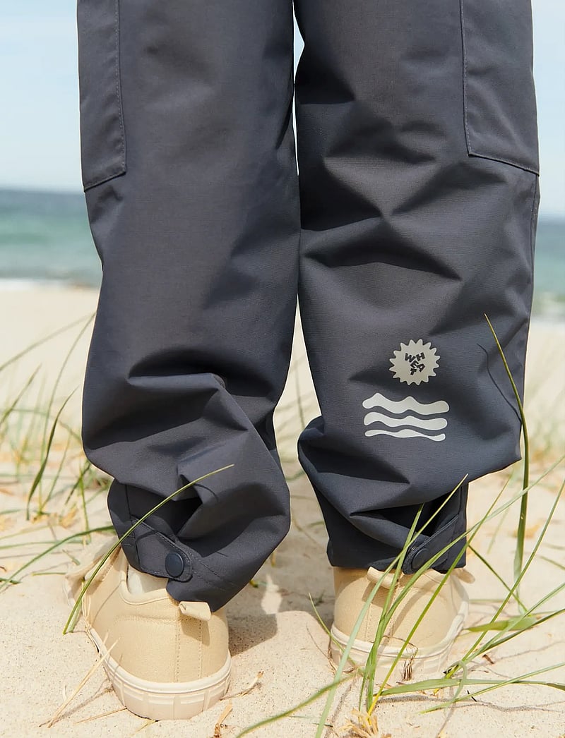 Wheat - Snowsuit Kallo - talvekombinesoon - black sea open flowers - 0