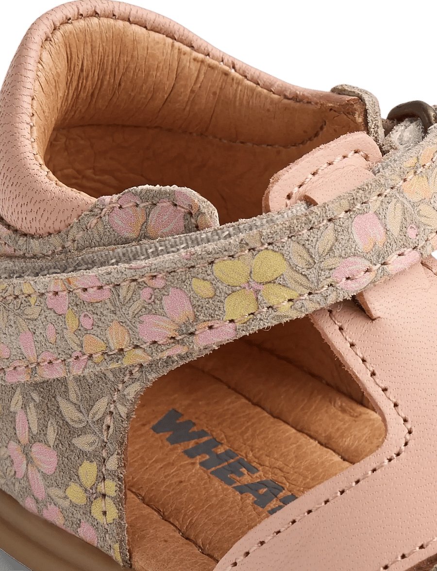 Wheat - Sandal Robbie - lastele, kes veel ei käi - coral flowers - 3
