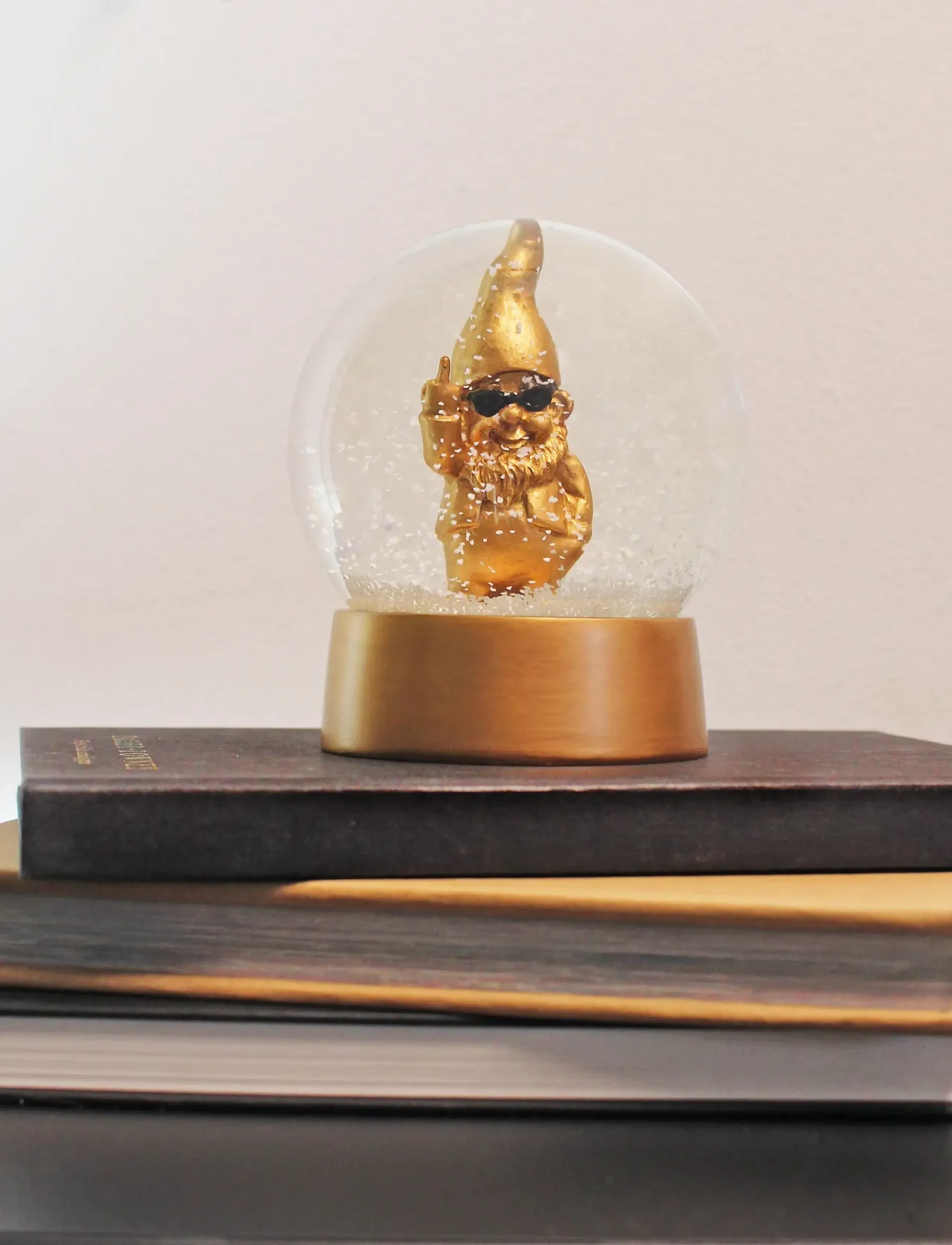 Winkee Snekugle Snow Globe Gnome Gold, H11 cm, Christmas Decoration, Gold - Globes, Homeware