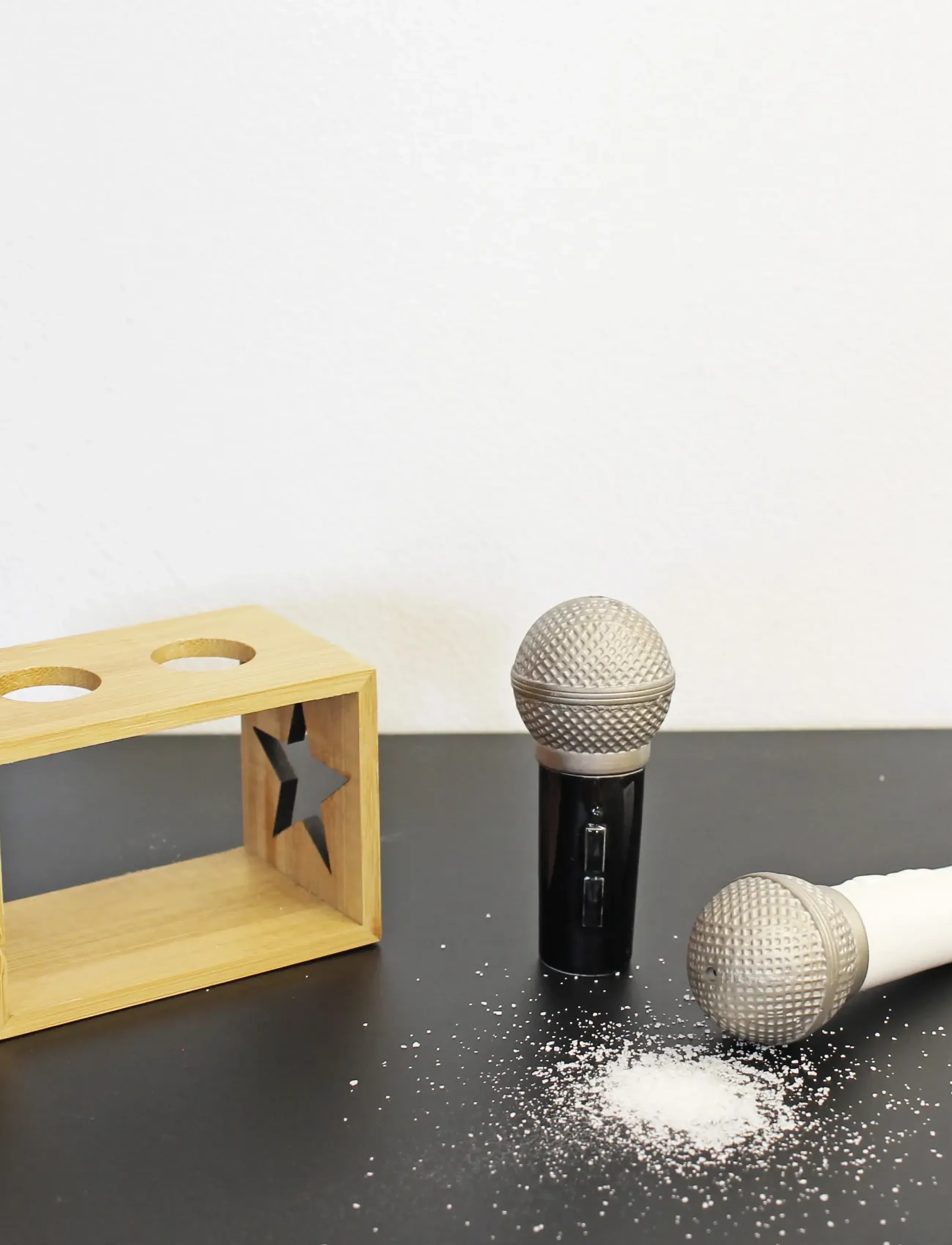 Winkee Salt- Og Peber Dispenser Microphone Salt & Pepper Shaker, H7 cm, Grinders, Braun - Shakers, Homeware