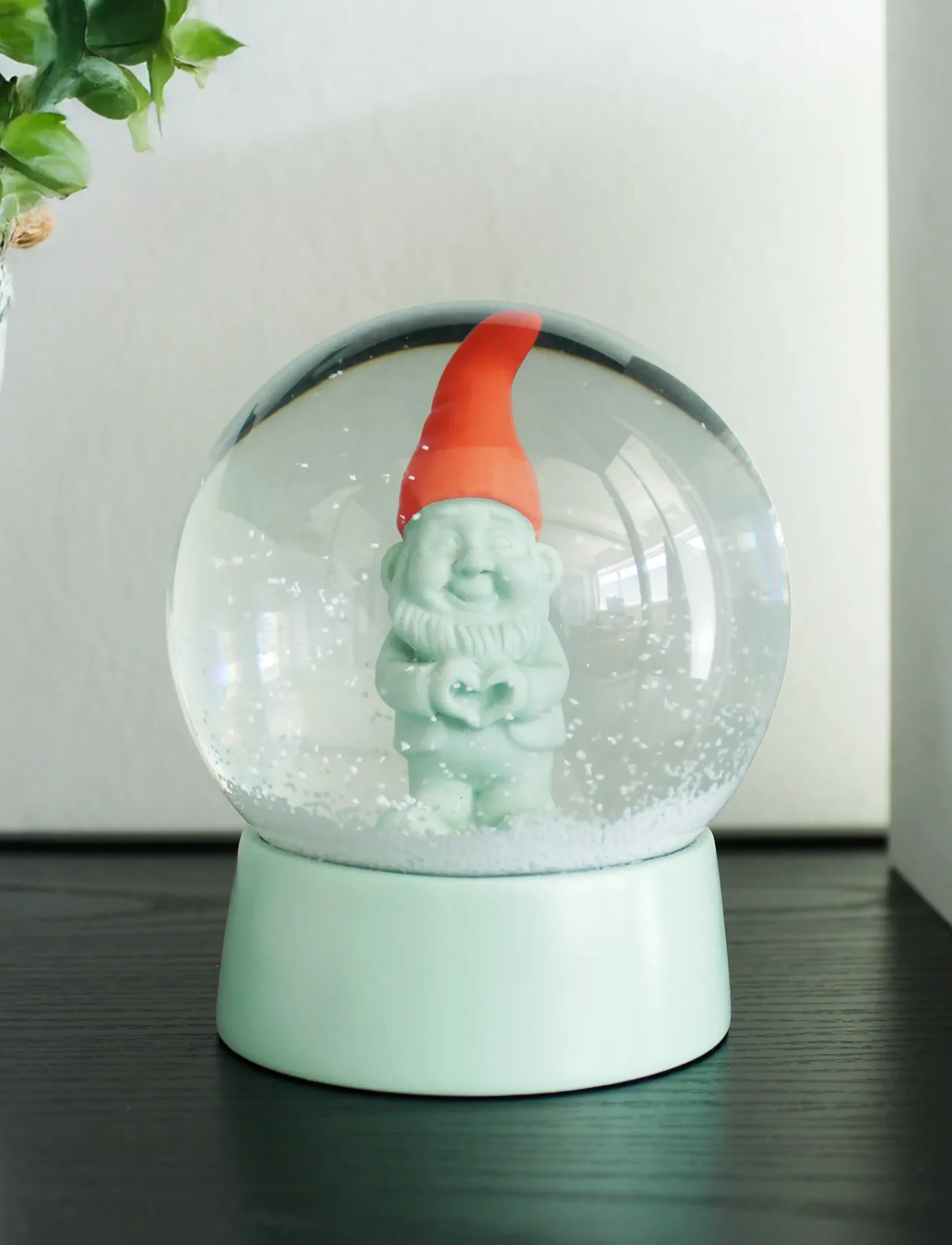 Winkee Snekugle Snow Globe Gnome Heart, H10.5 cm, Christmas Decoration, Grün - Globes, Homeware