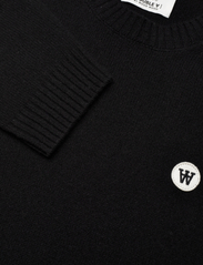 Double A by Wood Wood - Tay badge lambswool jumper - strik med rund hals - black - 2