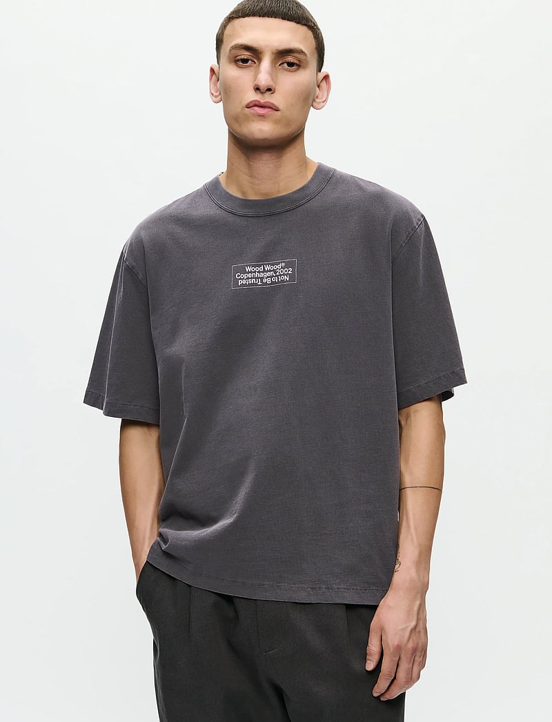 WOOD WOOD - WWGary tee typo 25207 - kortærmede t-shirts - black sand - 0