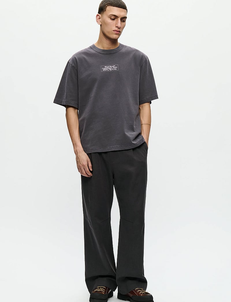 WOOD WOOD - WWGary tee typo 25207 - kortærmede t-shirts - black sand - 3