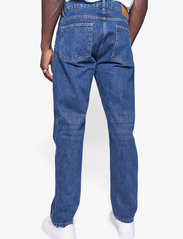 Woodbird - Doc Dark Vintage Jeans - regular piegriezuma džinsa bikses - blue vintage - 4