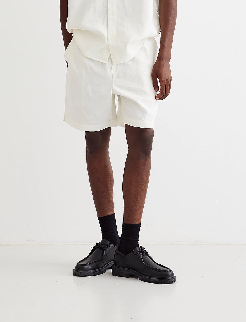 Woodbird - WBBommy Linen Shorts - lühikesed vabaajapüksid - off white - 0