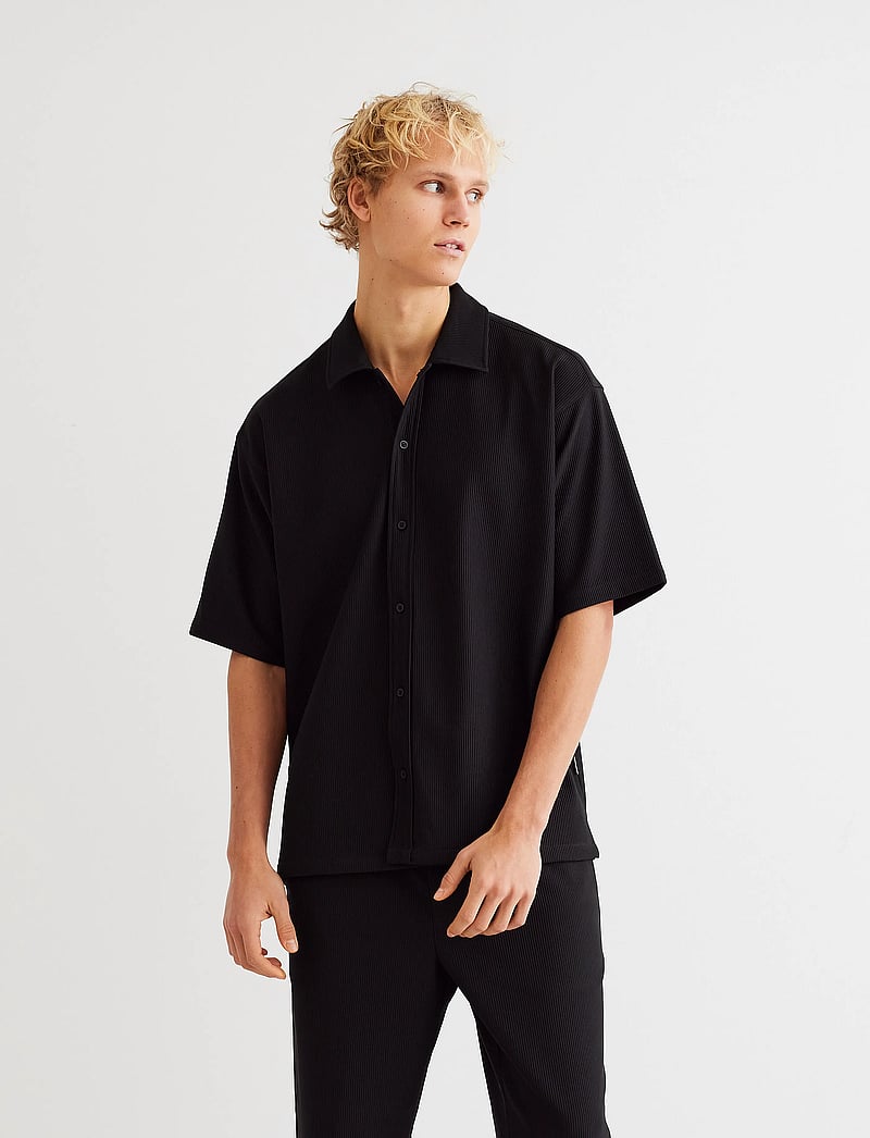 Woodbird - WBBanks Plisse Shirt - short-sleeved shirts - black - 0