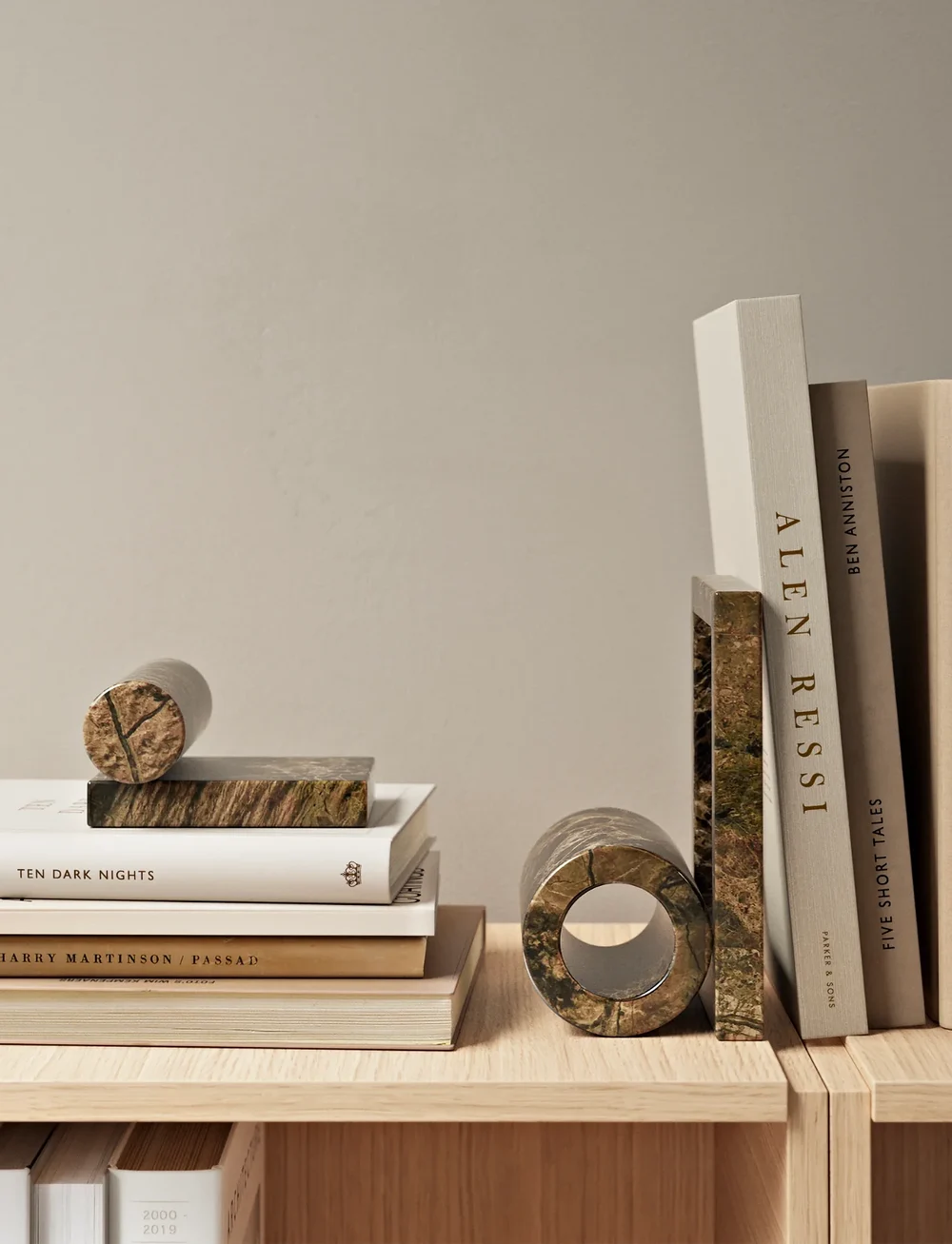 WOUD - Booknd - raamatuhoidjad - brown marble - 1