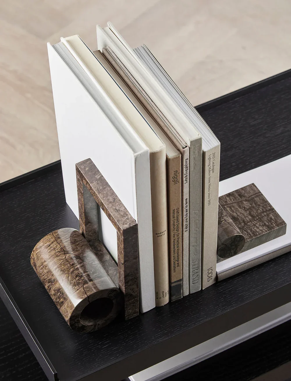 WOUD - Booknd - raamatuhoidjad - brown marble - 2