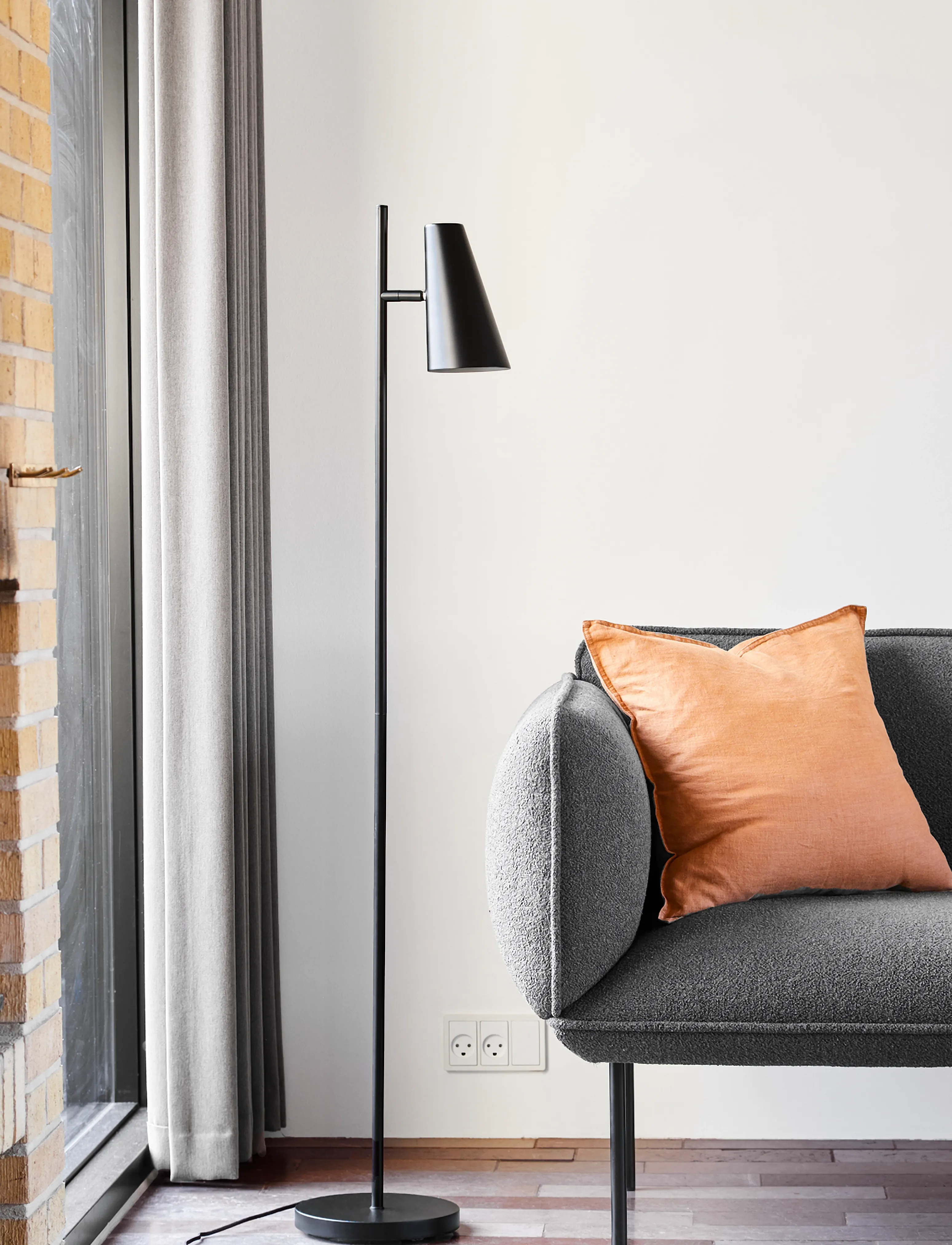 WOUD Cono Floor Lamp, H:141.5 cm, Lamps, Schwarz - Homeware
