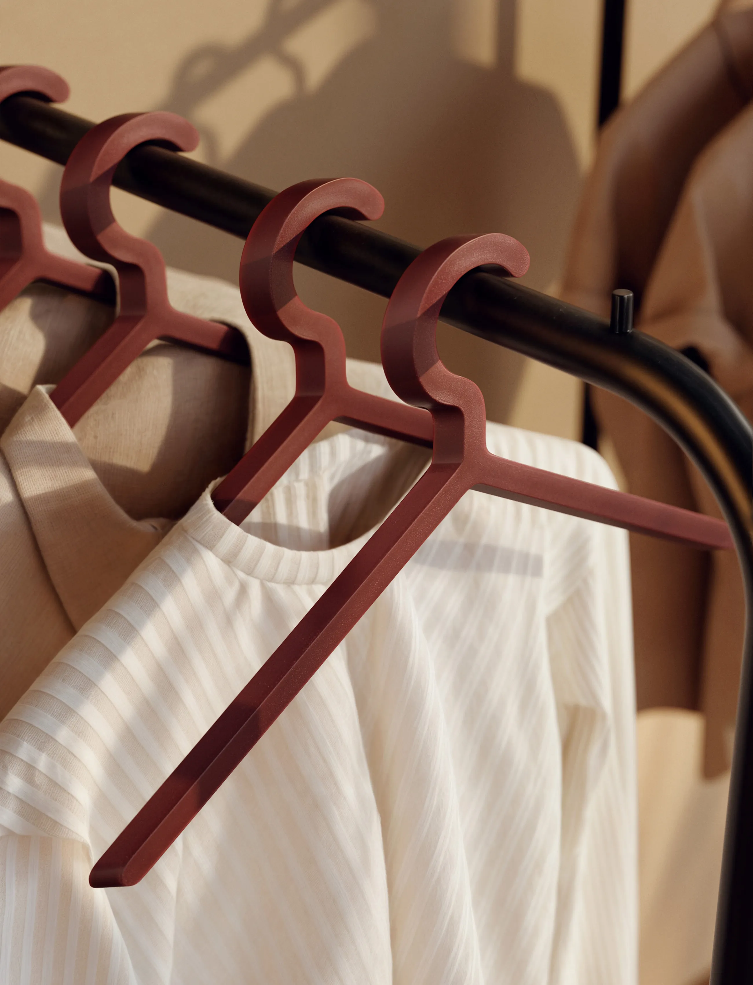 WOUD Illusion Hanger, One Size, Storage, Burgunderrot - Hangers, Homeware