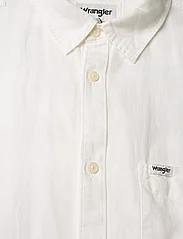 Wrangler - LS 1 PKT SHIRT - linasest riidest särgid - worn white - 2