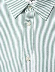 Wrangler - SS SHIRT - kortärmade skjortor - green stripe oxford - 2