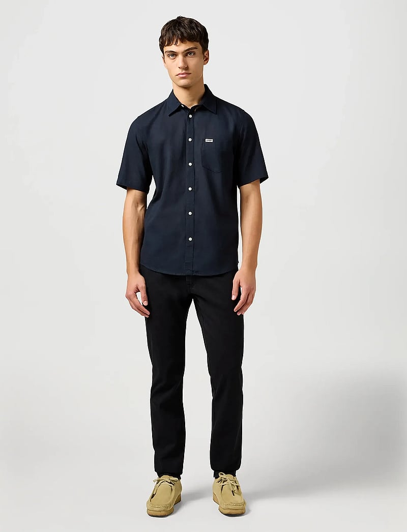 Wrangler - SS 1 PKT SHIRT - kurzarmhemden - black - 4