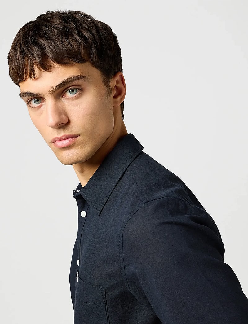 Wrangler - SS 1 PKT SHIRT - kurzarmhemden - black - 5