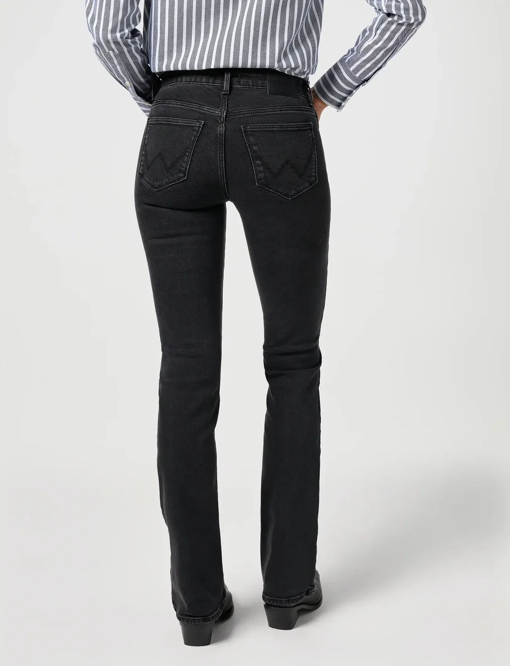 Wrangler - BOOTCUT - alt laienevad teksad - sultry blackout - 3