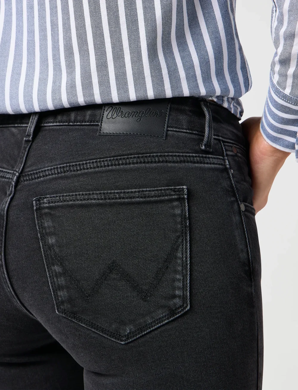 Wrangler - BOOTCUT - alt laienevad teksad - sultry blackout - 5