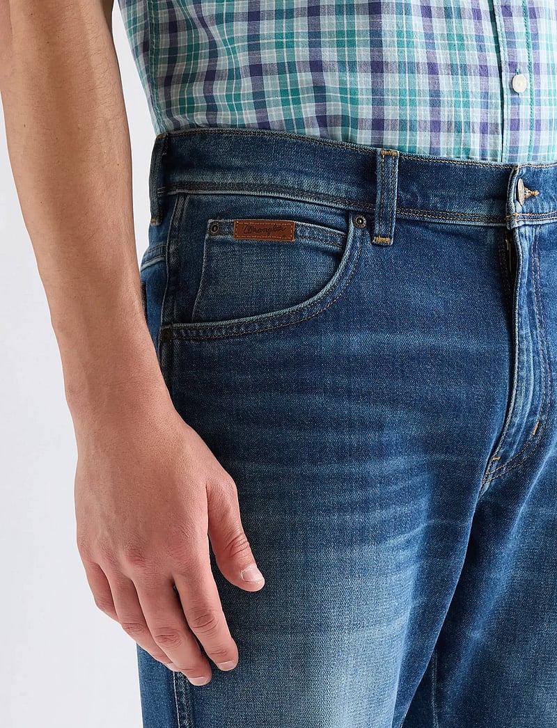 Wrangler - TEXAS SHORTS - jeans shorts - stormforge blue - 5