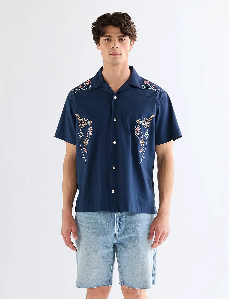 Wrangler - SS W RESORT SHIRT - mustriga särgid - navy floral - 0