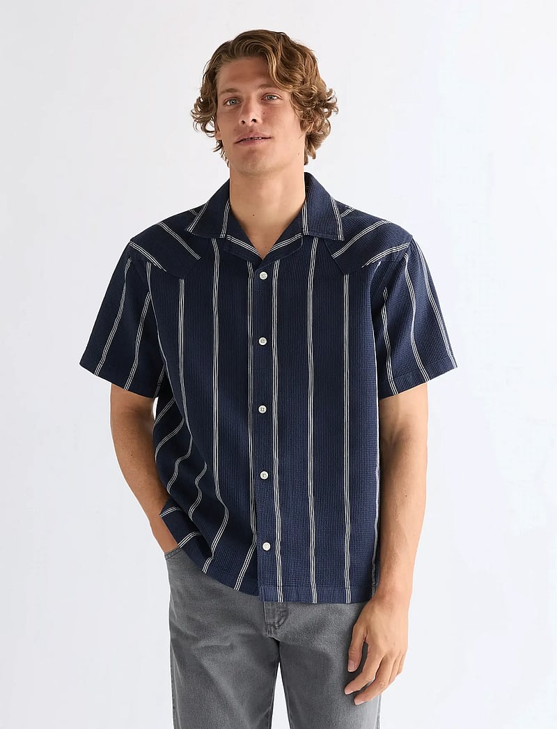 Wrangler - SS W RESORT SHIRT - randiga skjortor - navy white - 0