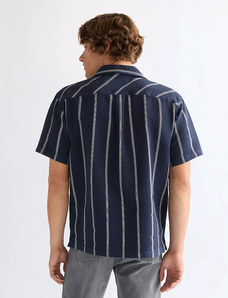 Wrangler - SS W RESORT SHIRT - randiga skjortor - navy white - 3