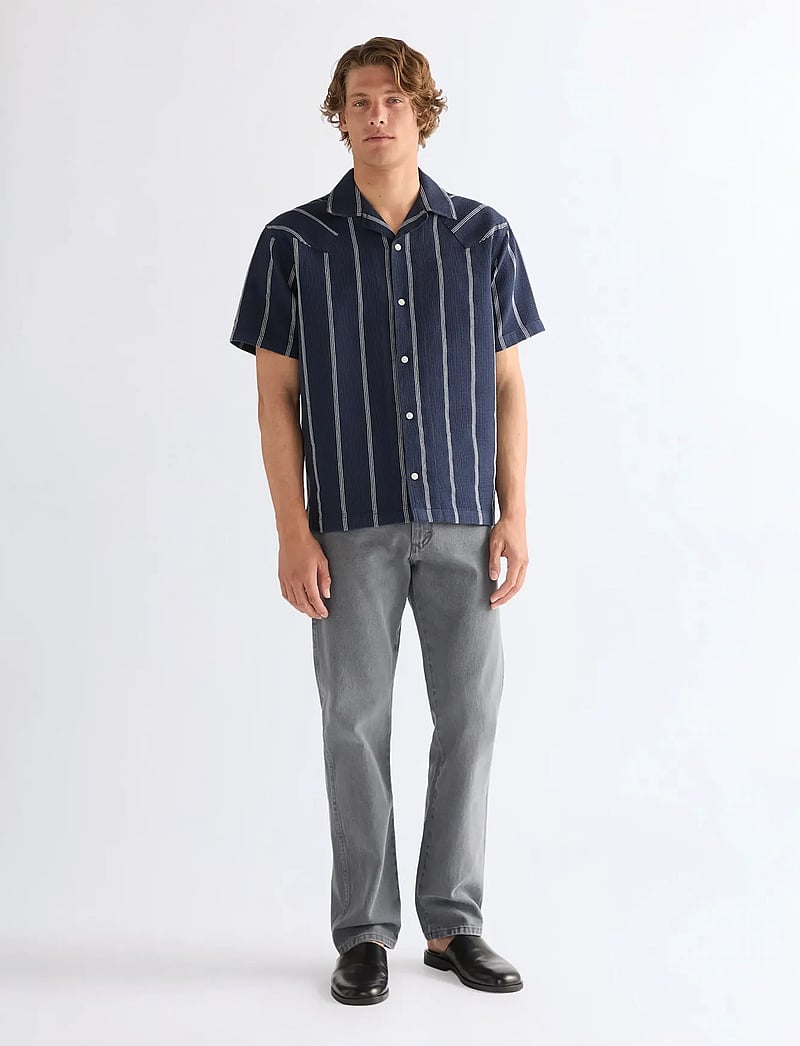 Wrangler - SS W RESORT SHIRT - randiga skjortor - navy white - 4