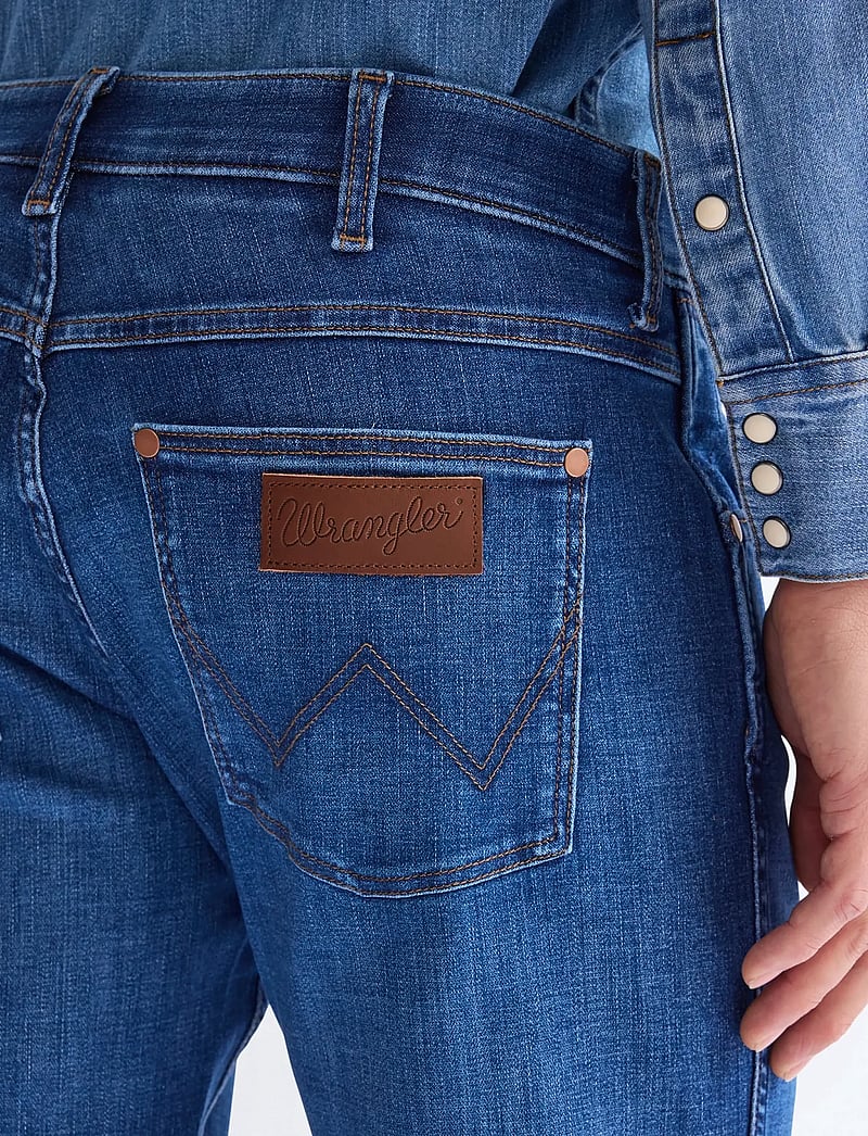Wrangler - GREENSBORO - tavalised teksad - dandelion summer - 5