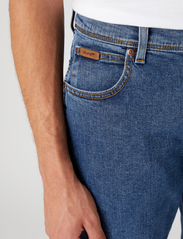 Wrangler - TEXAS SLIM - slim jeans - stonewash - 5