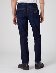 Wrangler - TEXAS SLIM - džinsa bikses ar tievām starām - lucky star - 4