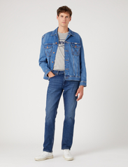 Wrangler - GREENSBORO - Įprasto kirpimo džinsai - blue arcade - 4