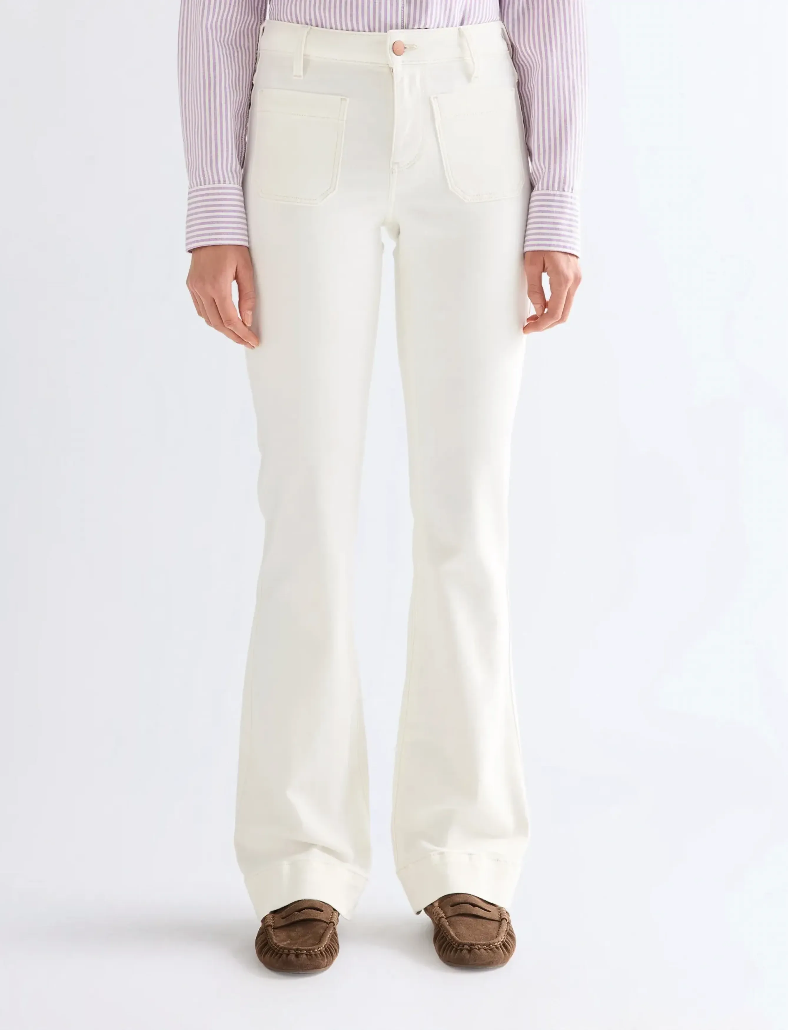 Wrangler FLARE - Leveälahkeiset farkut - WORN WHITE / white