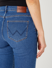 Wrangler - HIGH RISE SKINNY - džinsa bikses ar šaurām starām - camellia - 5
