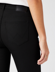 Wrangler - SKINNY - džinsa bikses ar šaurām starām - future black - 6