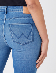 Wrangler - SKINNY - džinsa bikses ar šaurām starām - tidal wave - 5