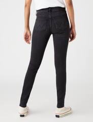 Wrangler - SKINNY - siaurėjantys džinsai - soft nights - 5