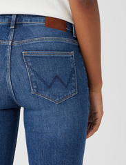 Wrangler - STRAIGHT - sirge säärega teksad - airblue - 6