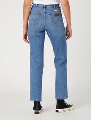 Wrangler - WILD WEST - džinsa bikses ar taisnām starām - mid blue - 4