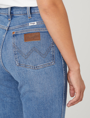 Wrangler - WILD WEST - džinsa bikses ar taisnām starām - mid blue - 5