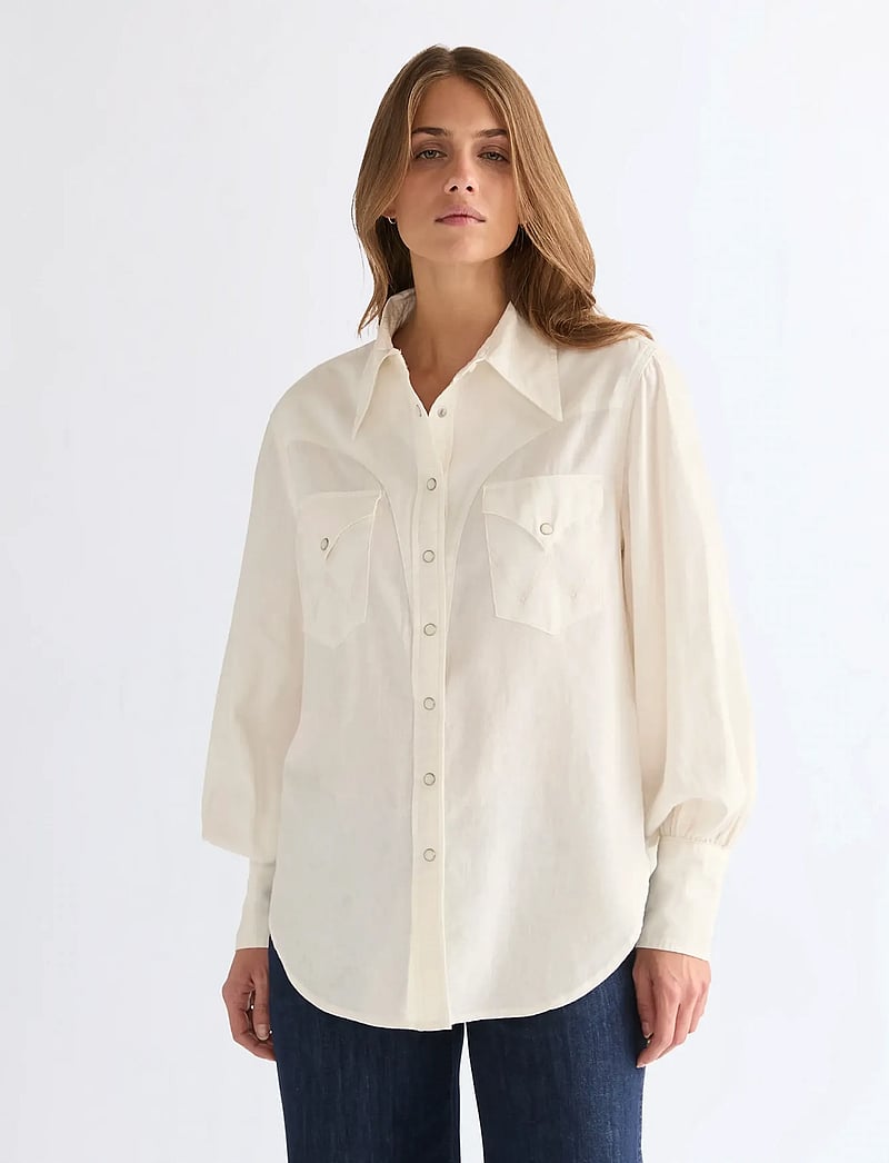 Wrangler - EXAGGERATED WESTERN - pikkade varrukatega särgid - worn white - 0