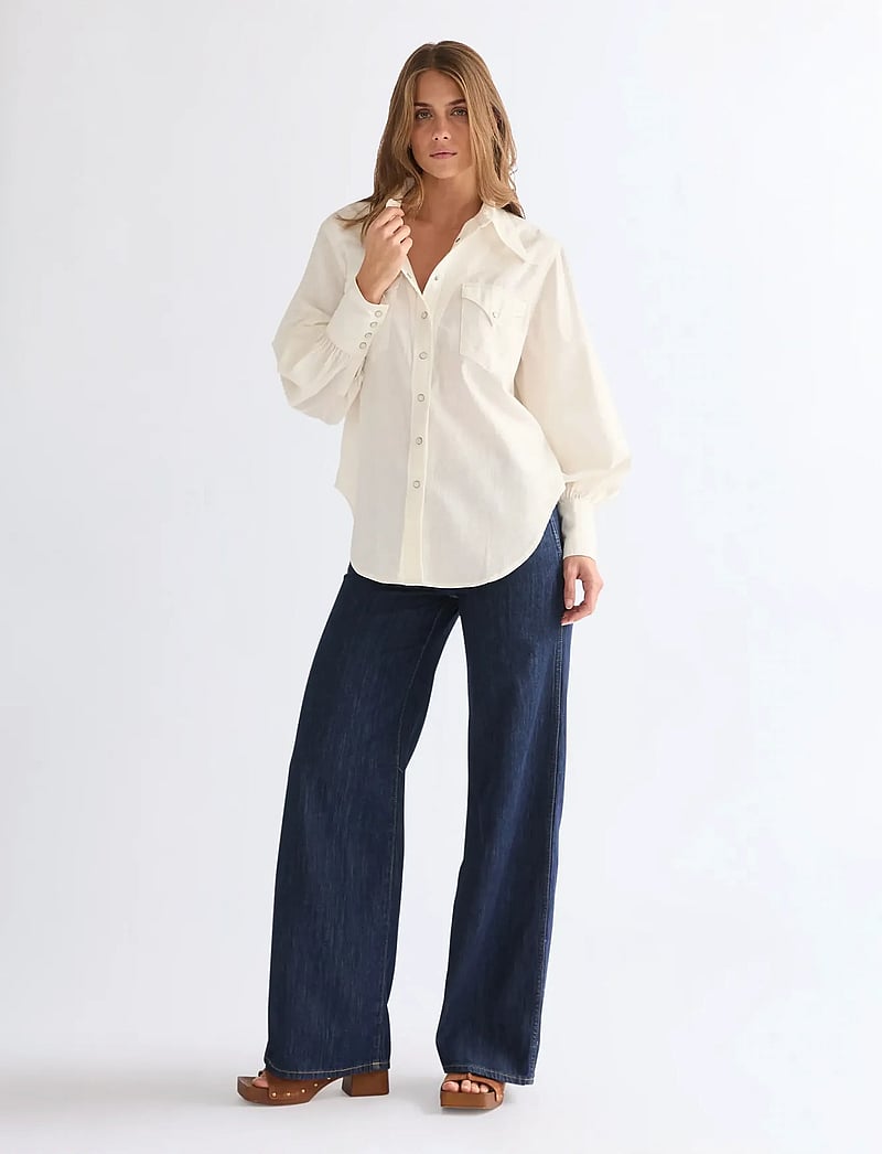 Wrangler - EXAGGERATED WESTERN - pikkade varrukatega särgid - worn white - 4