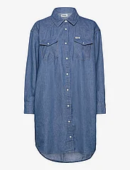 Wrangler - DENIM SHIRT DRESS - farkkumekot - mid indigo - 0