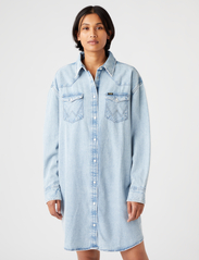 Wrangler - DENIM SHIRT DRESS - skjortekjoler - light indigo - 0