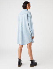 Wrangler - DENIM SHIRT DRESS - skjortekjoler - light indigo - 3